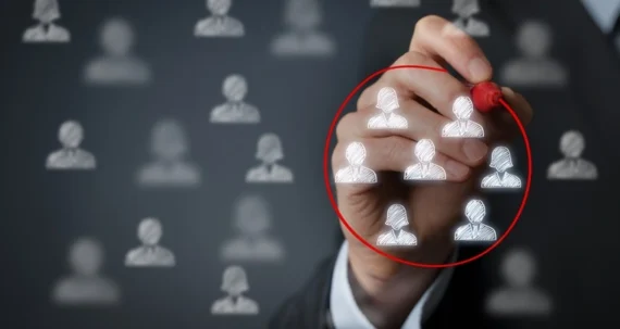 Ritade personer och en hand med en penna som ringar in en delmängd av personerna med en röd ring.